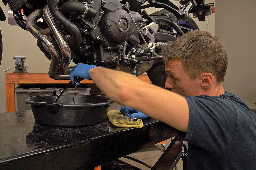 نشانه‌هایی که می‌گویند زمان تعویض روانکار رسیده